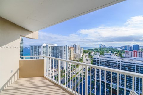 Condominio en alquiler en Hallandale Beach, Florida, 1 dormitorio, 80.82 m2 № 2010175 - foto 19