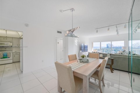 Condominio en alquiler en Hallandale Beach, Florida, 1 dormitorio, 80.82 m2 № 2010175 - foto 3