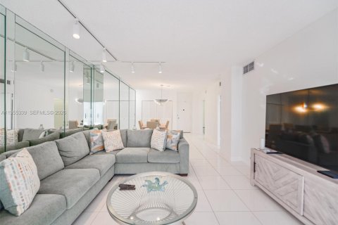 Condominio en alquiler en Hallandale Beach, Florida, 1 dormitorio, 80.82 m2 № 2010175 - foto 7