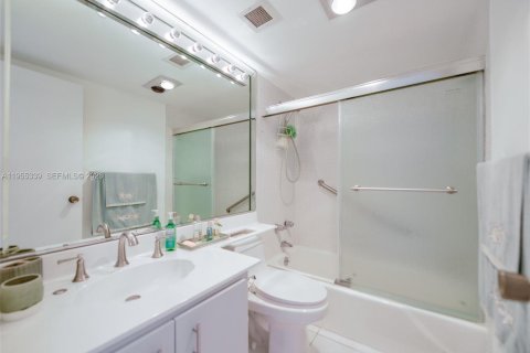Condominio en alquiler en Hallandale Beach, Florida, 1 dormitorio, 80.82 m2 № 2010175 - foto 18