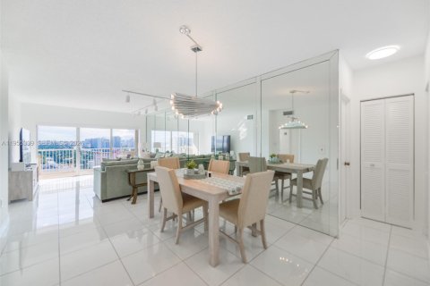 Condominio en alquiler en Hallandale Beach, Florida, 1 dormitorio, 80.82 m2 № 2010175 - foto 2