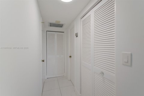 Condominio en alquiler en Hallandale Beach, Florida, 1 dormitorio, 80.82 m2 № 2010175 - foto 17