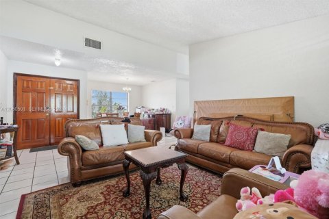 Villa ou maison à vendre à Miami, Floride: 3 chambres, 161.93 m2 № 2248358 - photo 11