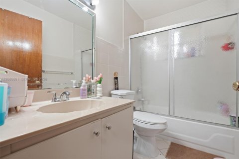 Villa ou maison à vendre à Miami, Floride: 3 chambres, 161.93 m2 № 2248358 - photo 30