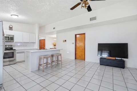 Villa ou maison à vendre à Miami, Floride: 3 chambres, 161.93 m2 № 2248358 - photo 9