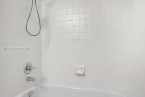 House in Weston, Florida 2 bedrooms, 137.5 sq.m. № 2412046 - photo 23