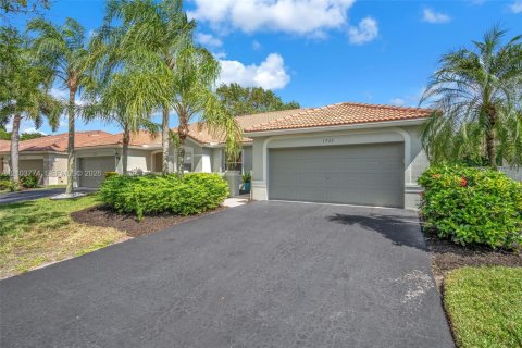 House in Weston, Florida 2 bedrooms, 137.5 sq.m. № 2412046