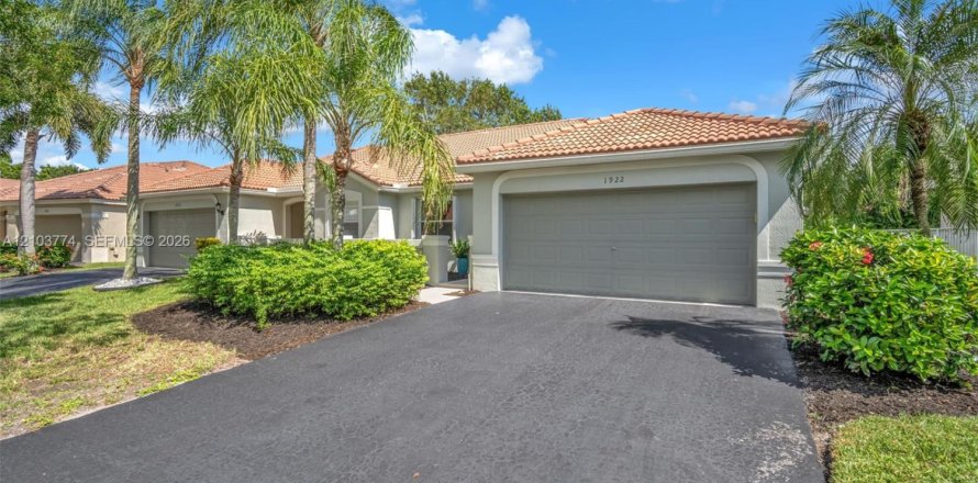 House in Weston, Florida 2 bedrooms, 137.5 sq.m. № 2412046