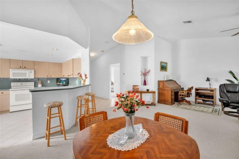 House in Weston, Florida 2 bedrooms, 137.5 sq.m. № 2412046 - photo 8