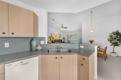 House in Weston, Florida 2 bedrooms, 137.5 sq.m. № 2412046 - photo 13