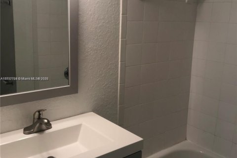 Condo in Miami, Florida, 3 bedrooms  № 1706526 - photo 5