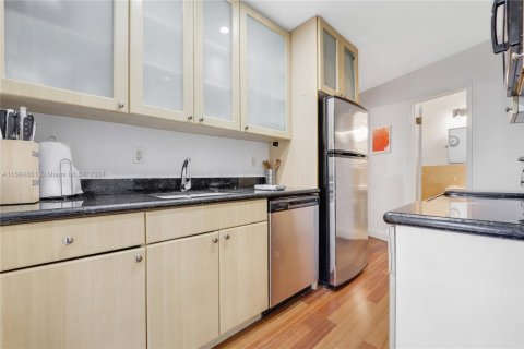Condo in Miami Beach, Florida, 1 bedroom  № 1867060 - photo 9