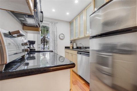Condo in Miami Beach, Florida, 1 bedroom  № 1867060 - photo 4