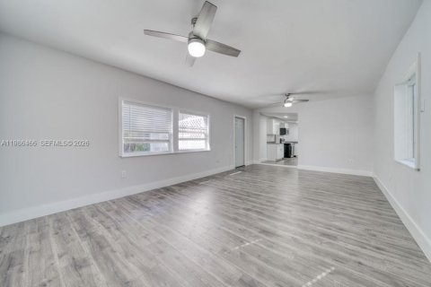 Villa ou maison à louer à Miami, Floride: 2 chambres, 92.9 m2 № 2048273 - photo 9