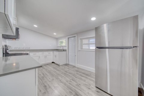 Villa ou maison à louer à Miami, Floride: 2 chambres, 92.9 m2 № 2048273 - photo 7