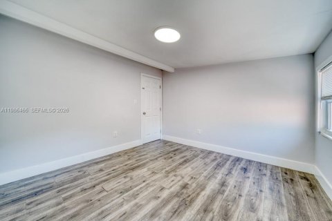 Villa ou maison à louer à Miami, Floride: 2 chambres, 92.9 m2 № 2048273 - photo 12