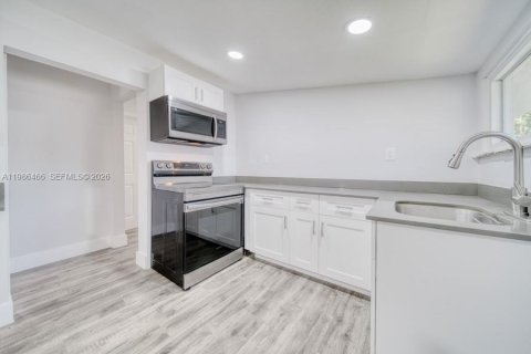 Villa ou maison à louer à Miami, Floride: 2 chambres, 92.9 m2 № 2048273 - photo 5