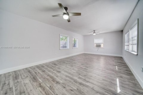 Villa ou maison à louer à Miami, Floride: 2 chambres, 92.9 m2 № 2048273 - photo 10