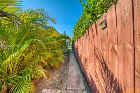 Villa ou maison à louer à Miami, Floride: 2 chambres, 92.9 m2 № 2048273 - photo 21