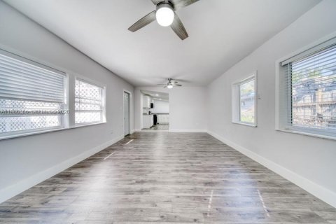 Villa ou maison à louer à Miami, Floride: 2 chambres, 92.9 m2 № 2048273 - photo 4