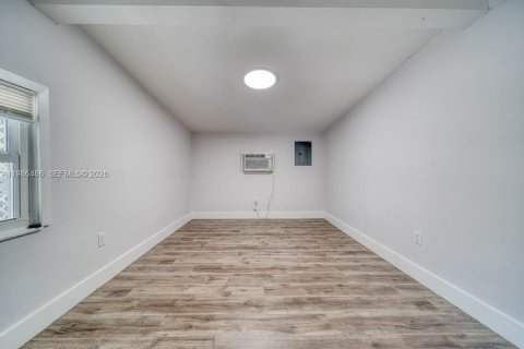 Villa ou maison à louer à Miami, Floride: 2 chambres, 92.9 m2 № 2048273 - photo 14