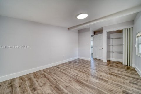 Villa ou maison à louer à Miami, Floride: 2 chambres, 92.9 m2 № 2048273 - photo 13