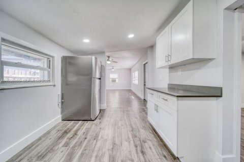 Villa ou maison à louer à Miami, Floride: 2 chambres, 92.9 m2 № 2048273 - photo 6