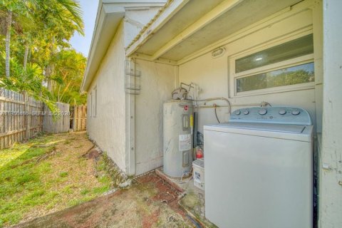 Villa ou maison à louer à Miami, Floride: 2 chambres, 92.9 m2 № 2048273 - photo 15