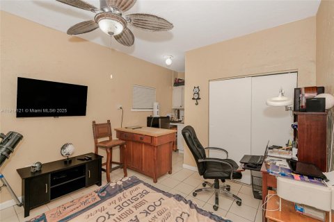 House in Hialeah, Florida 3 bedrooms, 117.06 sq.m. № 1976011 - photo 20