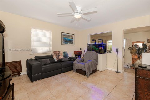 House in Hialeah, Florida 3 bedrooms, 117.06 sq.m. № 1976011 - photo 6
