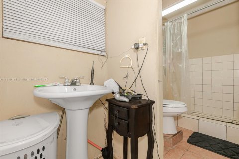 House in Hialeah, Florida 3 bedrooms, 117.06 sq.m. № 1976011 - photo 24