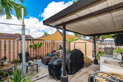 House in Hialeah, Florida 3 bedrooms, 117.06 sq.m. № 1976011 - photo 25