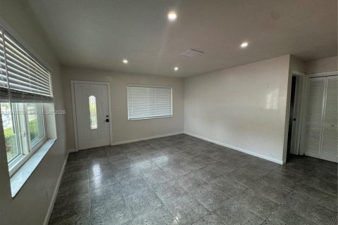 Villa ou maison à louer à Hollywood, Floride: 2 chambres, 201.6 m2 № 2046424 - photo 4