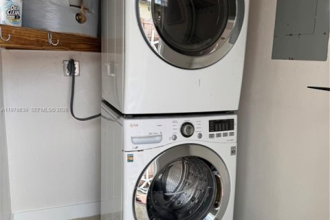 Villa ou maison à louer à Hollywood, Floride: 2 chambres, 201.6 m2 № 2046424 - photo 9