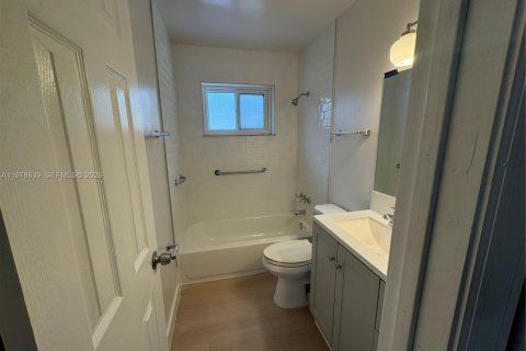 Villa ou maison à louer à Hollywood, Floride: 2 chambres, 201.6 m2 № 2046424 - photo 6