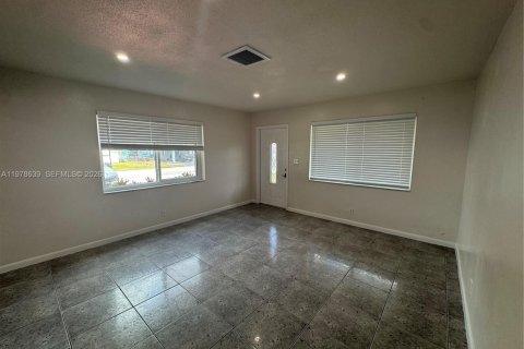 Villa ou maison à louer à Hollywood, Floride: 2 chambres, 201.6 m2 № 2046424 - photo 5