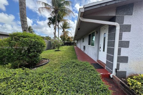 Villa ou maison à louer à Hollywood, Floride: 2 chambres, 201.6 m2 № 2046424 - photo 2