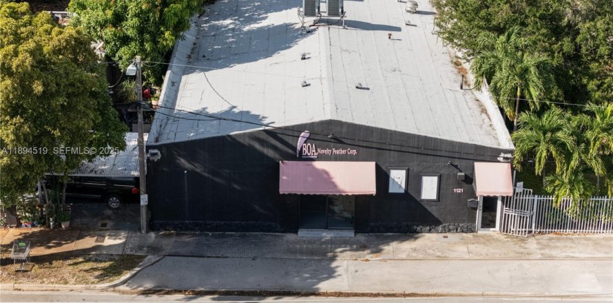 Commercial property in Miami, Florida № 2076780