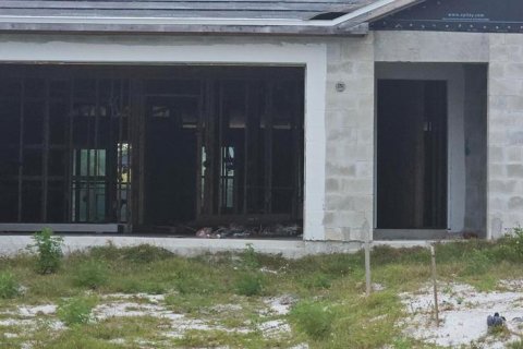 House in Cape Coral, Florida 4 bedrooms, 169.27 sq.m. № 1351328 - photo 2