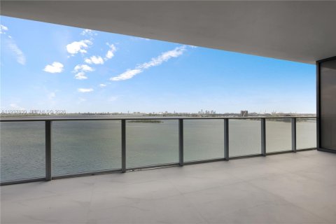 Condo in Miami, Florida, 2 bedrooms  № 1995597 - photo 10