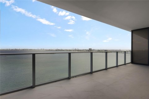 Condo in Miami, Florida, 2 bedrooms  № 1995597 - photo 13