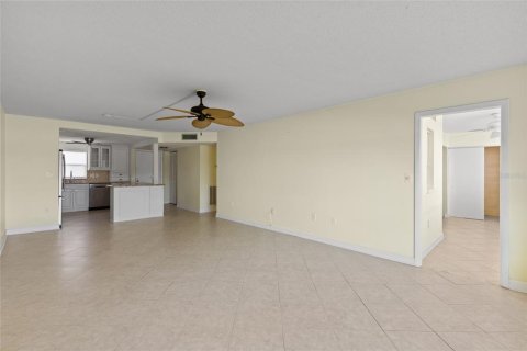 Condo in Saint Petersburg, Florida, 2 bedrooms  № 1769849 - photo 16