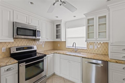 Condo in Saint Petersburg, Florida, 2 bedrooms  № 1769849 - photo 10