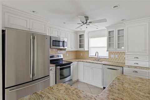 Condo in Saint Petersburg, Florida, 2 bedrooms  № 1769849 - photo 8