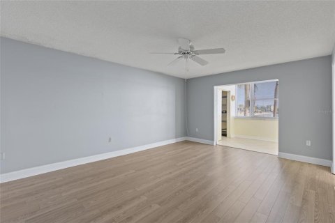 Condo in Saint Petersburg, Florida, 2 bedrooms  № 1769849 - photo 24