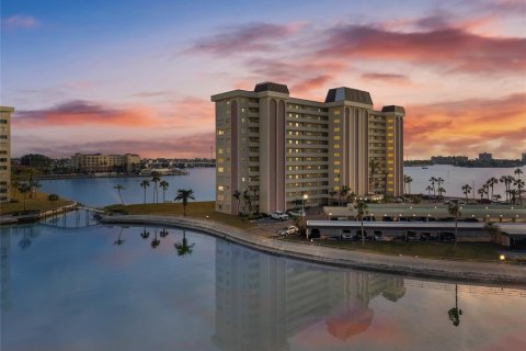 Condo in Saint Petersburg, Florida, 2 bedrooms  № 1769849 - photo 1