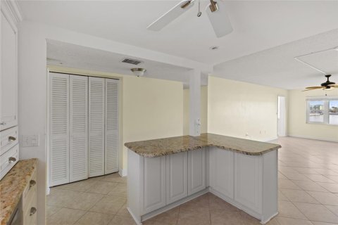 Condo in Saint Petersburg, Florida, 2 bedrooms  № 1769849 - photo 12