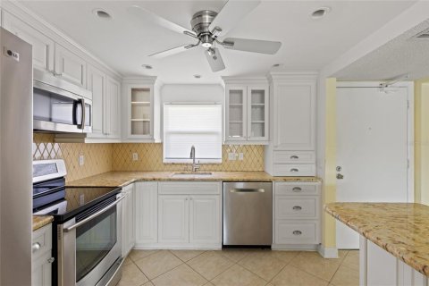 Condo in Saint Petersburg, Florida, 2 bedrooms  № 1769849 - photo 11