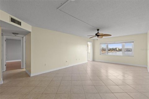 Condo in Saint Petersburg, Florida, 2 bedrooms  № 1769849 - photo 14