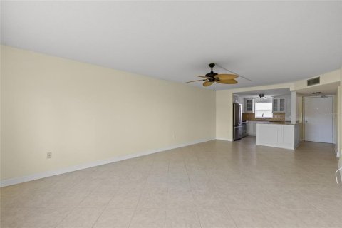 Condo in Saint Petersburg, Florida, 2 bedrooms  № 1769849 - photo 17